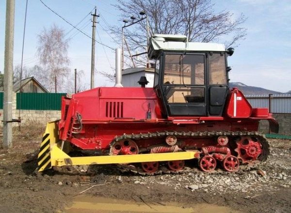 Двигатель, транмиссия и характеристики гусеничного трактора ВТ-100