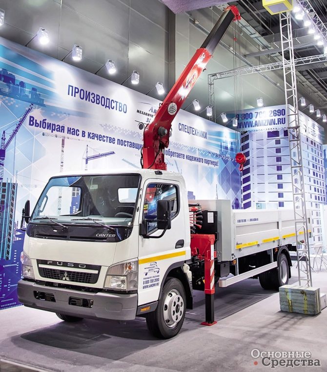 At the Automechanical Plant stand, a Fuso FE85DJ truck equipped with a Unic 374 max. lift capacity 3.03 t at a radius of 1.6 m, with a maximum boom radius of 9.81 m 