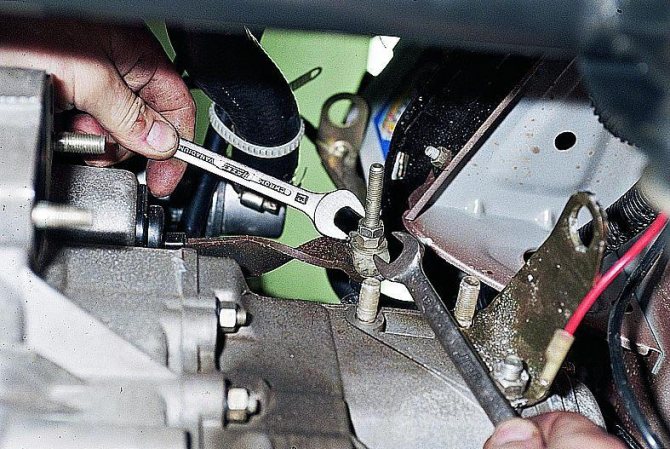 Adjusting the clutch pedal free play