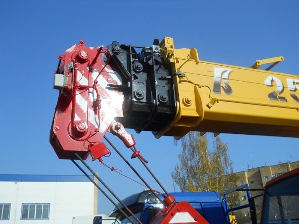 Why is the KS-55713-1B truck crane better than its predecessor?