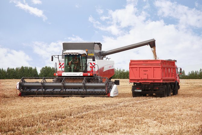 Combine harvester Akros 580